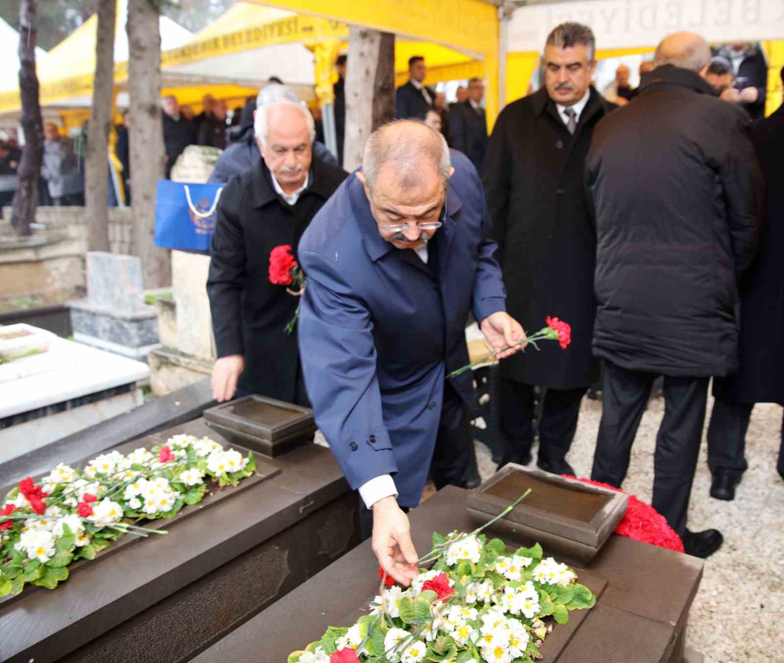 Sani Konukoğlu’na, SANKO Şirketler Grubu’nun kurucusu, mezarı başında unutulmaz bir anma gerçekleştirildi