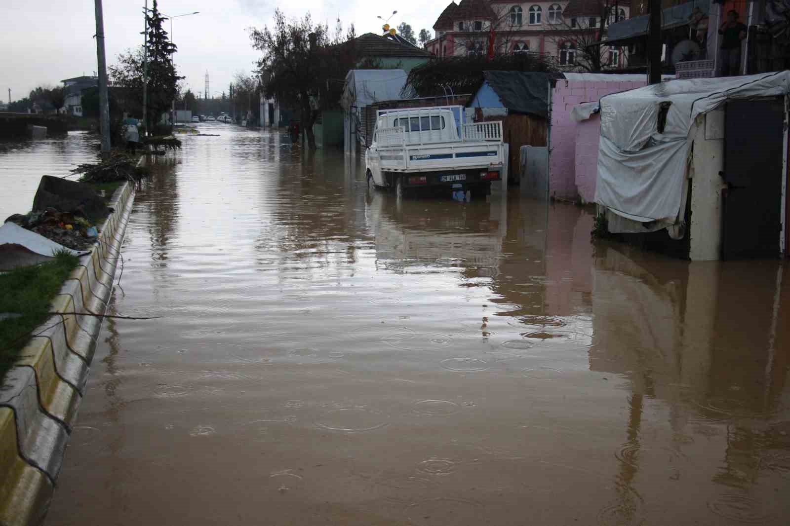 Aydın Ilıcabaşı’nda evler sular altında kaldı, vatandaşlar acil yardım bekliyor
