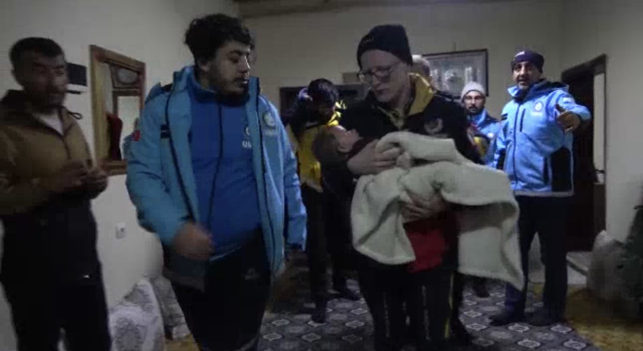 Berat bebeği hastaneye yetiştirmek için 6 saat süren çabanın ardından, kardan kapanan yol açıldı