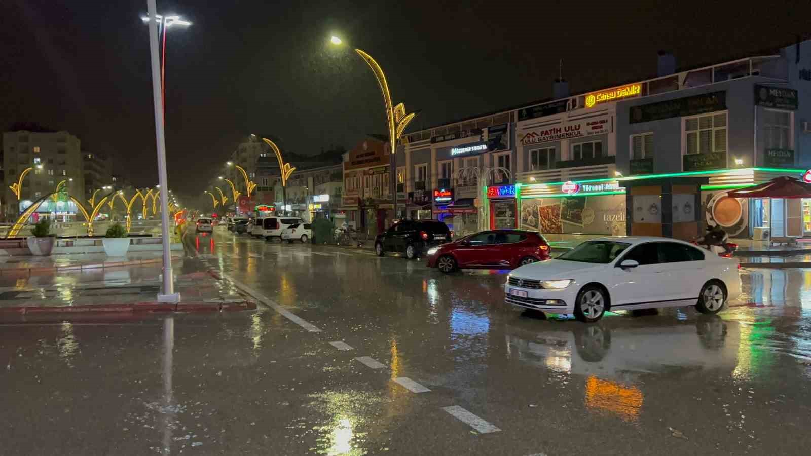 Aksaray’da meydana gelen sağanak yağış, çiftçilerin yüzünü güldürdü