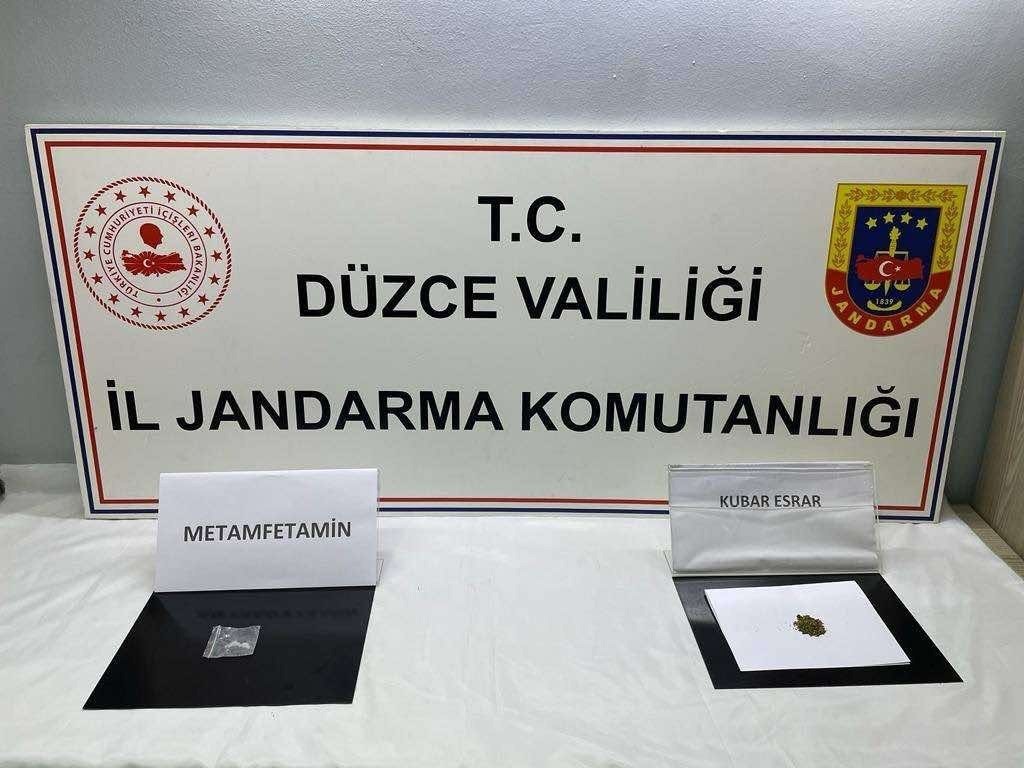 Jandarma, uyuşturucu operasyonunda 2 kişiyi tutukladı.