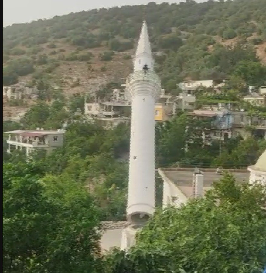 Deprem sonrası minaresiz kalan camiye, şimdi 26 metrelik çelik minare ekleniyor