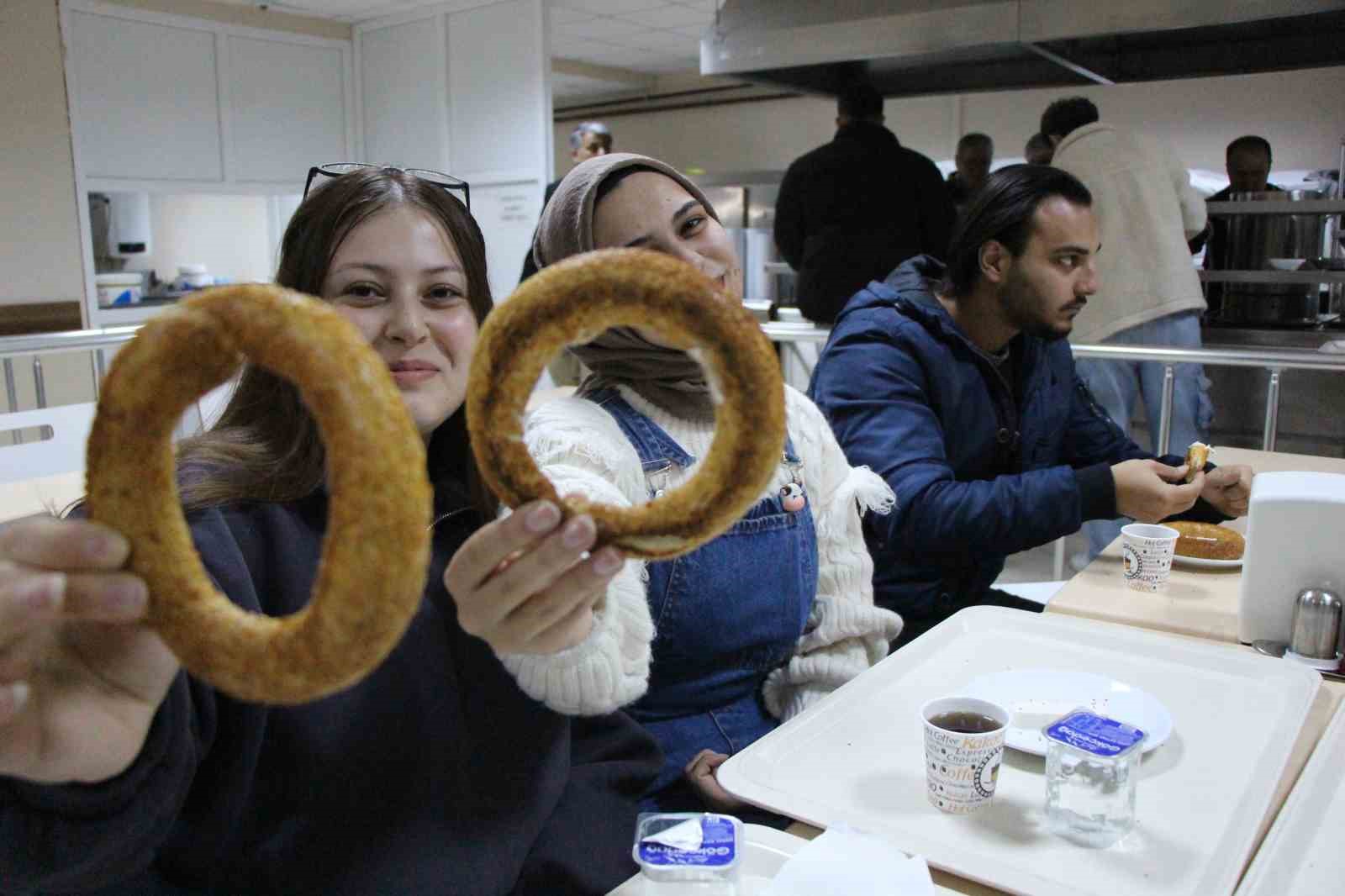 Amasya Üniversitesi, Sınavlara Hazırlanan Öğrencilere Çay ve Simit İkram Ediyor