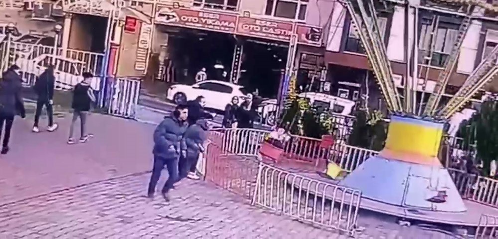 Arnavutköy’deki parkta çocukların oyun oynadığı sırada meydana gelen silahlı saldırıda bir kişi yaralandı