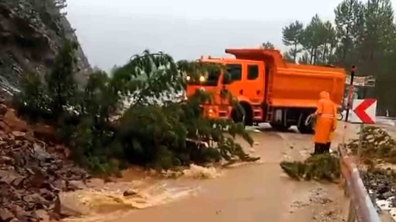 Denizli’de şiddetli yağışlar sonucu sel felaketi ve heyelan meydana geldi