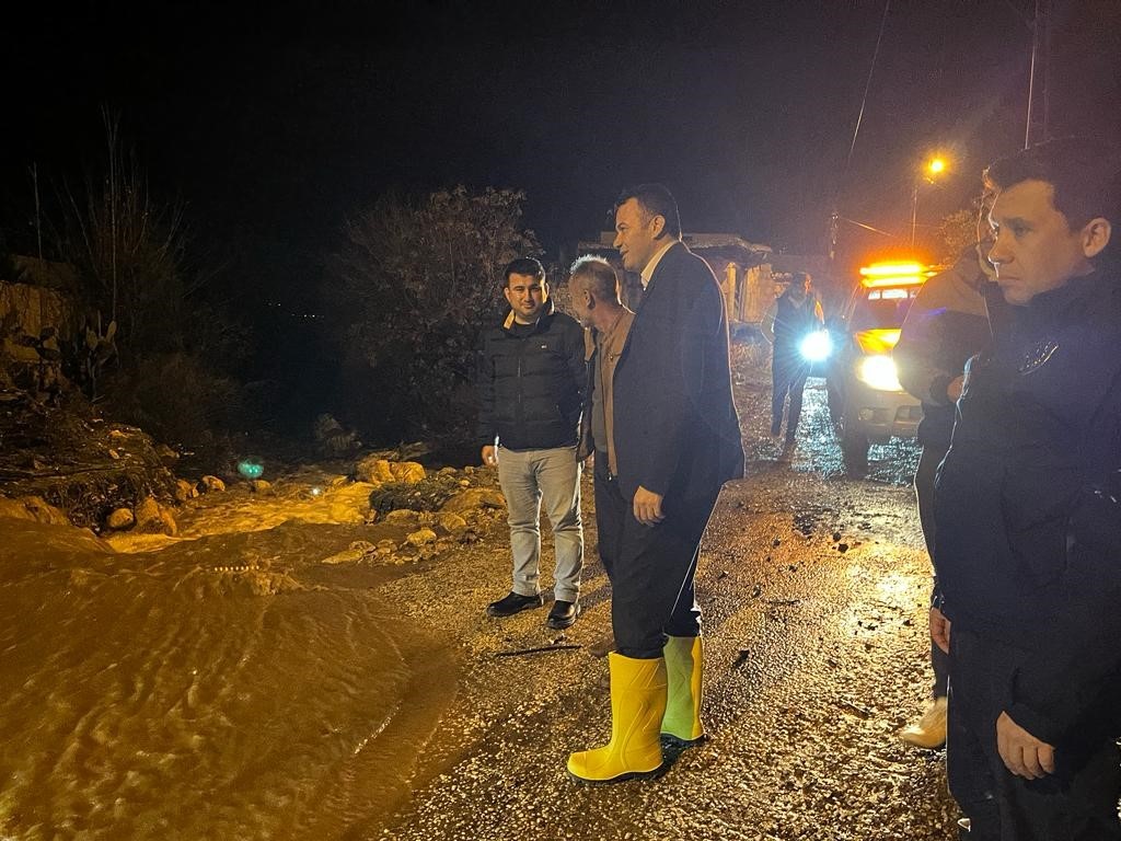 Kaş Belediyesi, şiddetli yağışların ardından olay yerine intikal etti.