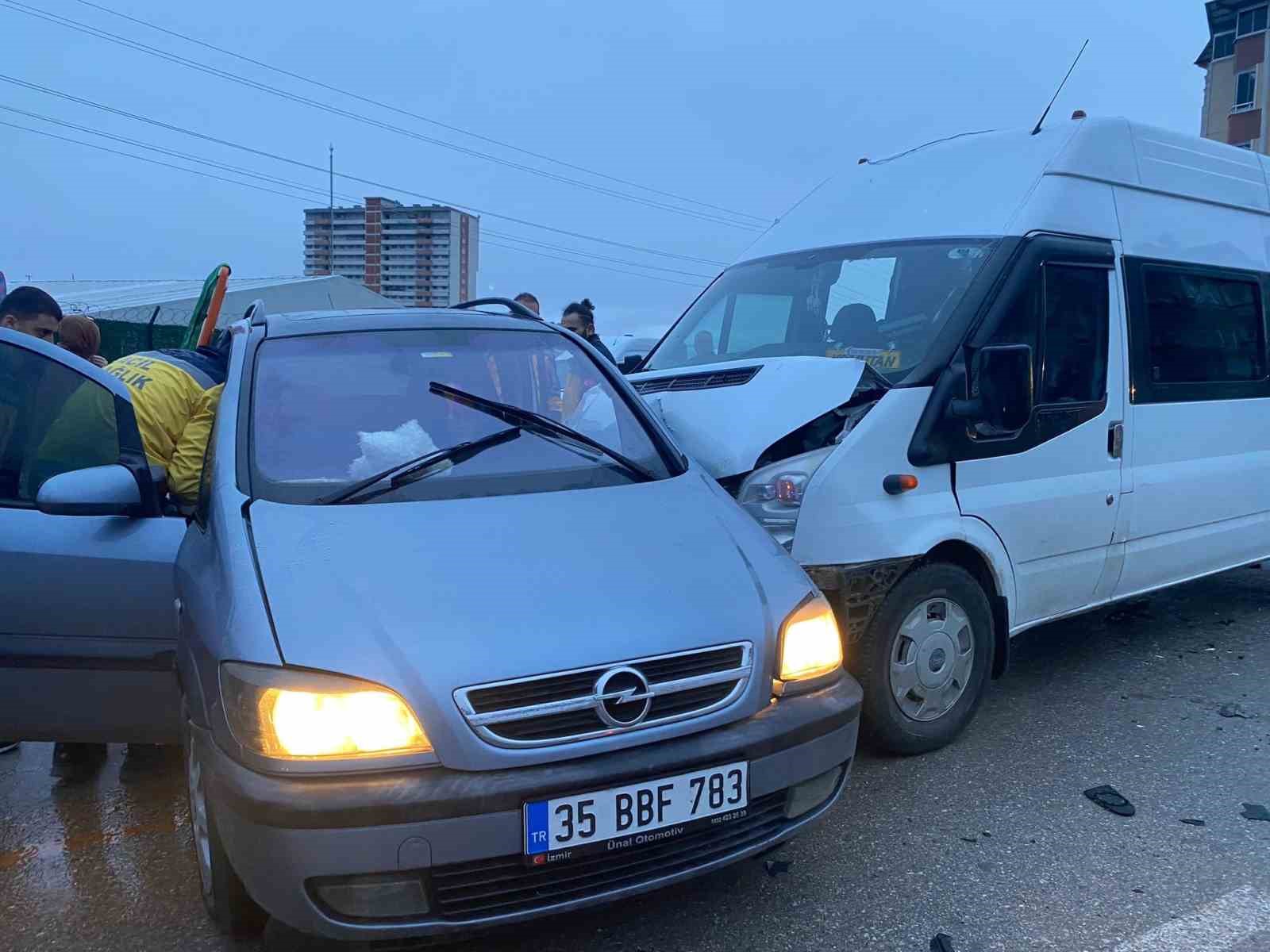 Öğrenci servisi otomobili çarparak bir kişiyi yaraladı