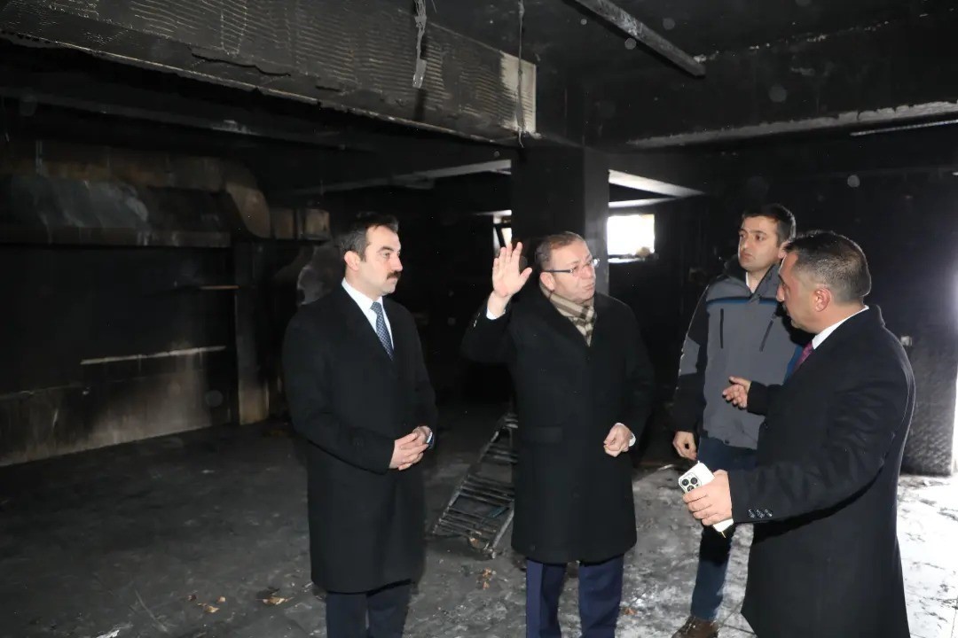 Kars’ta Yıkılan Kütük Evi Yeni Bir Turistik Tesise Dönüştürüyorlar