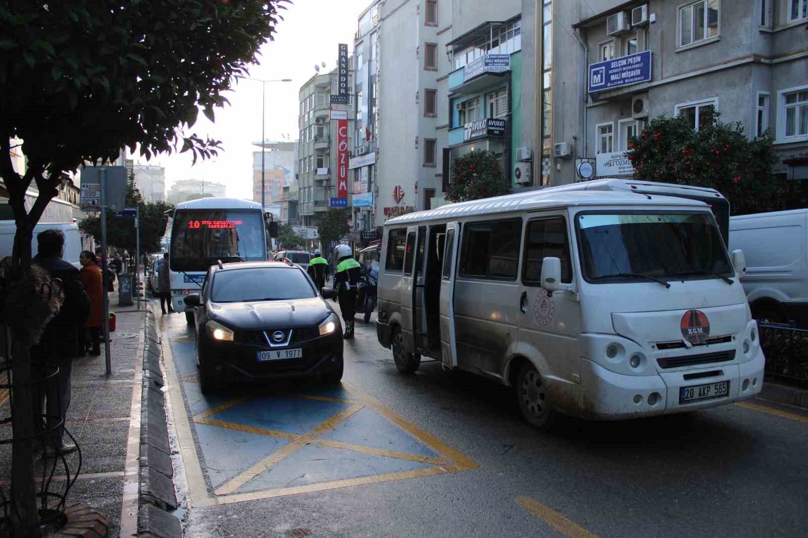 Minibüs Arızalandı ve Sürücü Mahkemeye Yetişmek İçin Yol Ortasında Bıraktı