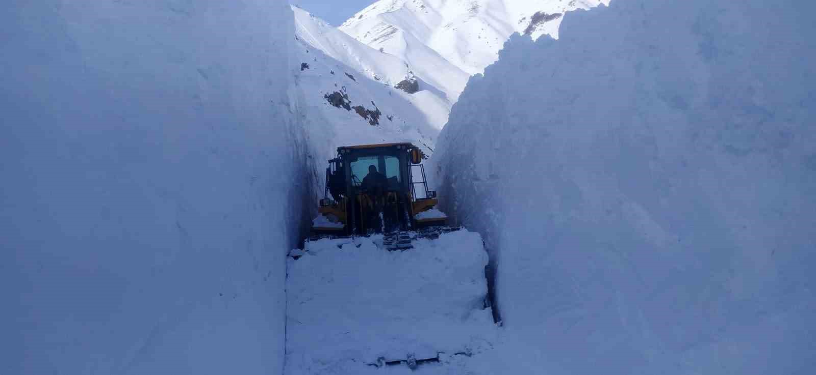 Hakkari’de Etkileyici Kar Kalınlığıyla Mücadele: Yol Açma Çalışmaları Devam Ediyor!