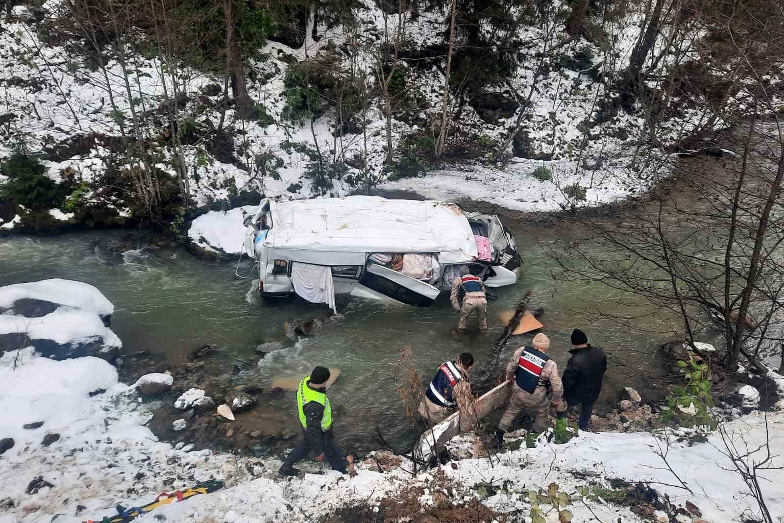 Konfeksiyon yüklü minibüs, pazarda geçirdiği kaza sonucu dereye yuvarlandı: 1 kişi yaralandı.