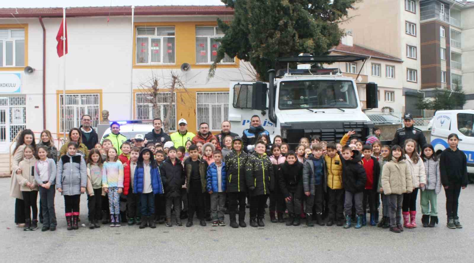 Tatil gününde öğrenciler, polislerle eğlenceli zaman geçirdi