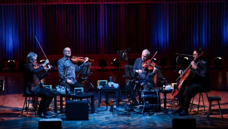 Türkçe Özgünleştirme: “Kronos Quartet, İş Sanat’ta Yepyeni Bir Konserle Türkiye’de İlk Kez Sahne Aldı”