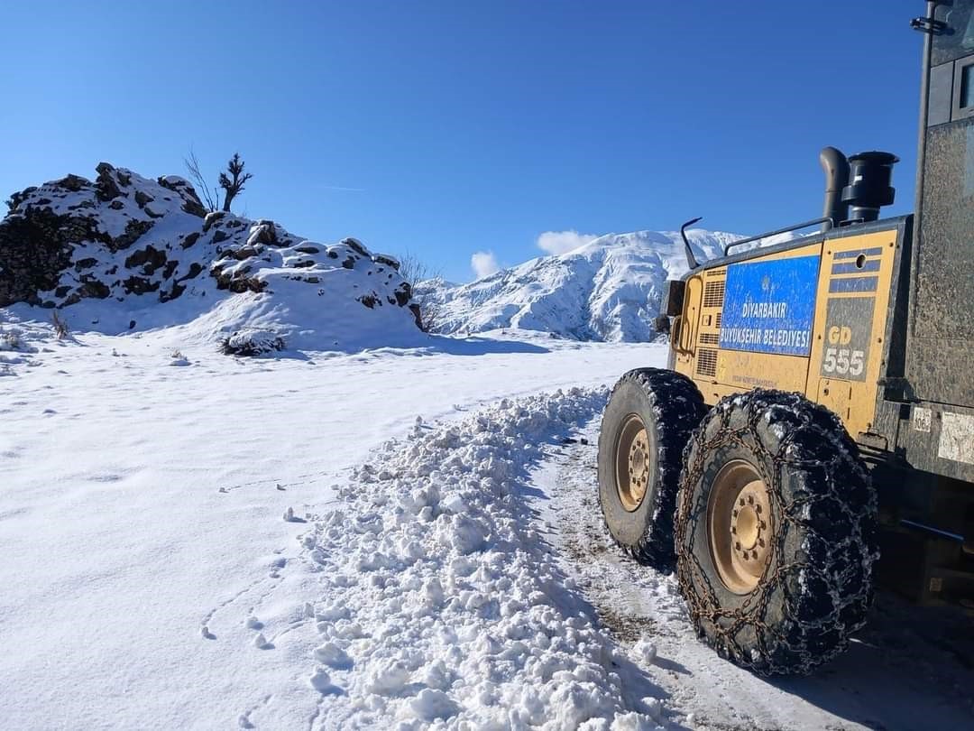 Kış şartlarından dolayı trafiğe kapanan yollar Kulp’ta açıldı