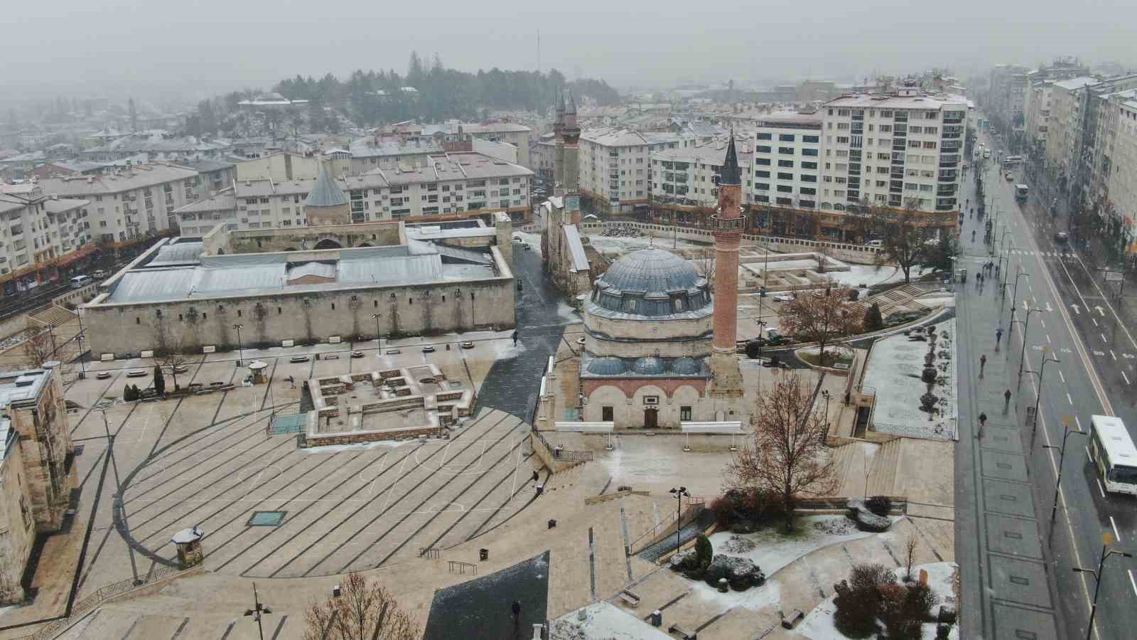 Sivas’ta beklenen kar yağışı gerçekleşti, şehir beyaza büründü