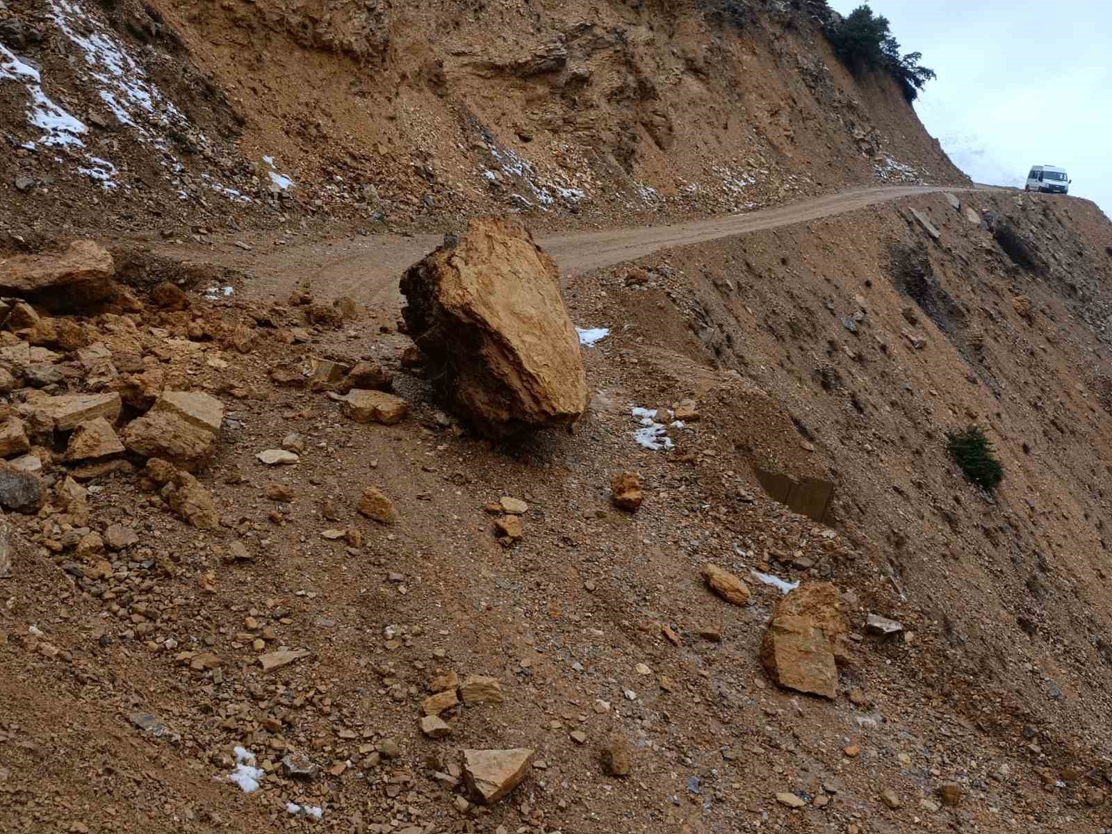 Köy yolu trafiğe kapandı, Sason’da düşen kaya parçaları nedeniyle.