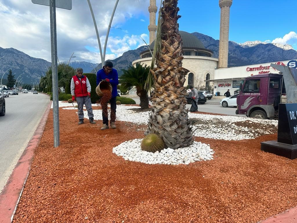 Kemer, yaz sezonuna hazırlanmak için yeşil alan çalışmalarını hızlandırıyor