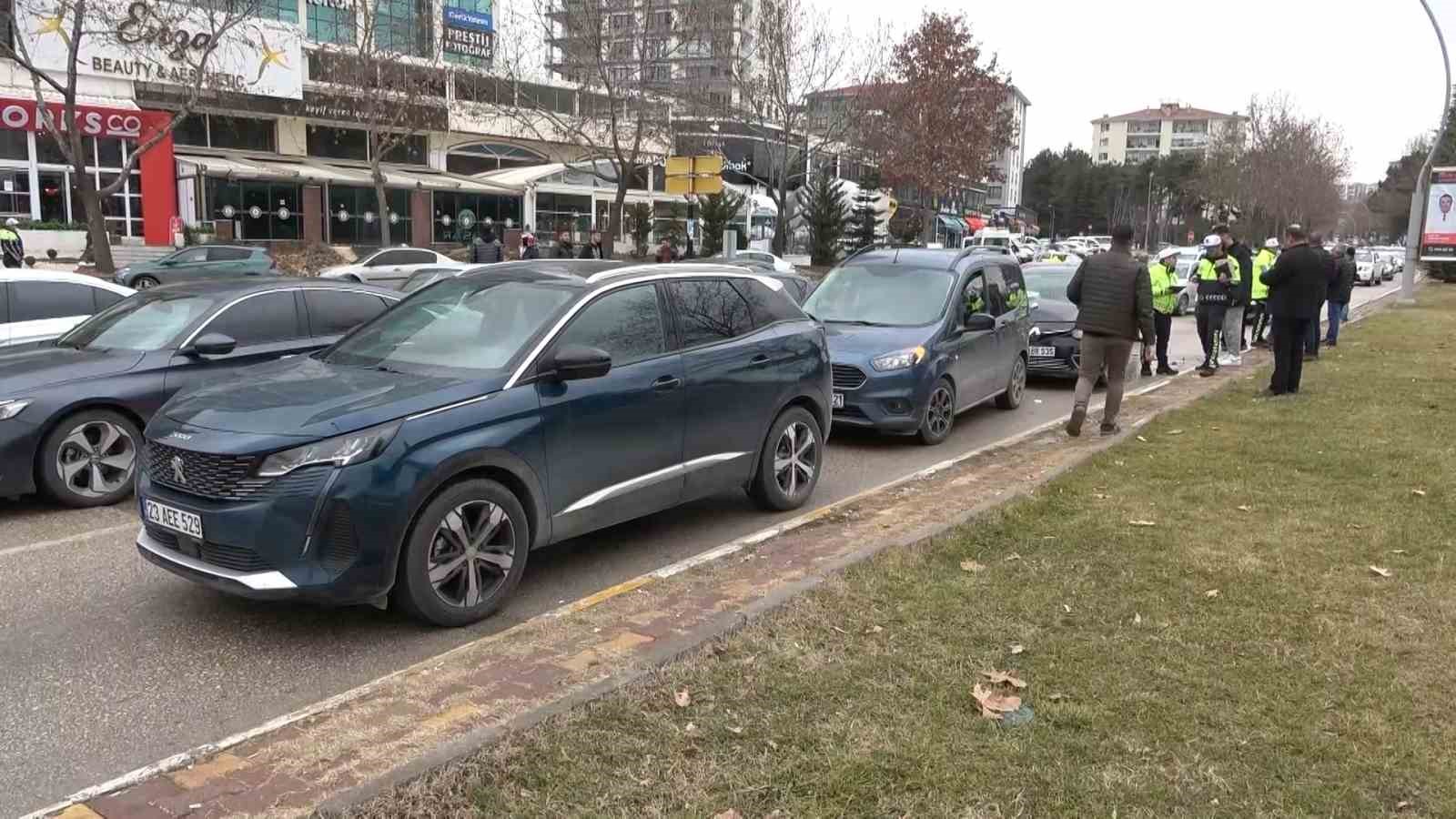 Elazığ’da meydana gelen zincirleme trafik kazasında 2 kişi yaralandı