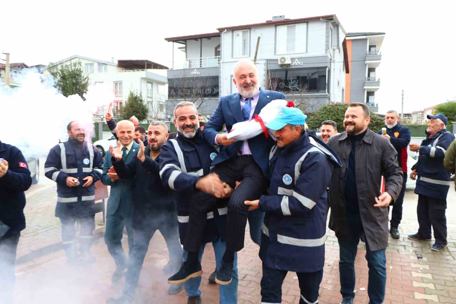 Belediye başkanı yüzde 60 zam alan işçilere destek verdi, omuzlarda taşındı