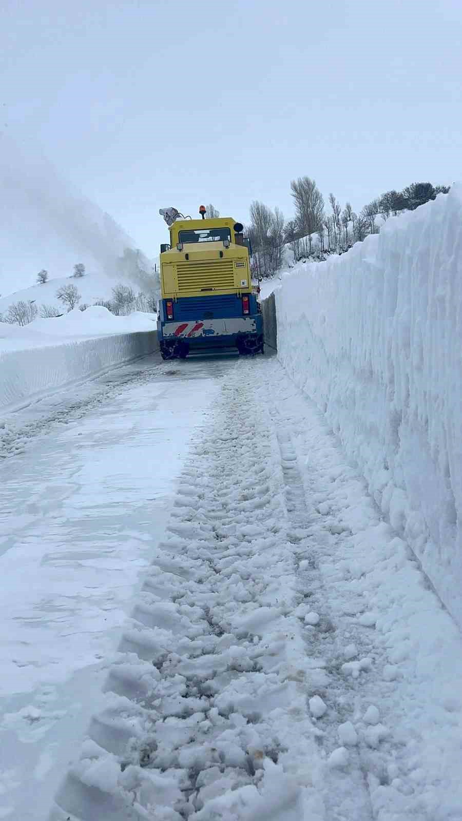 Köy yolları, kar nedeniyle trafiğe kapatıldı, şimdi tek tek açılıyor