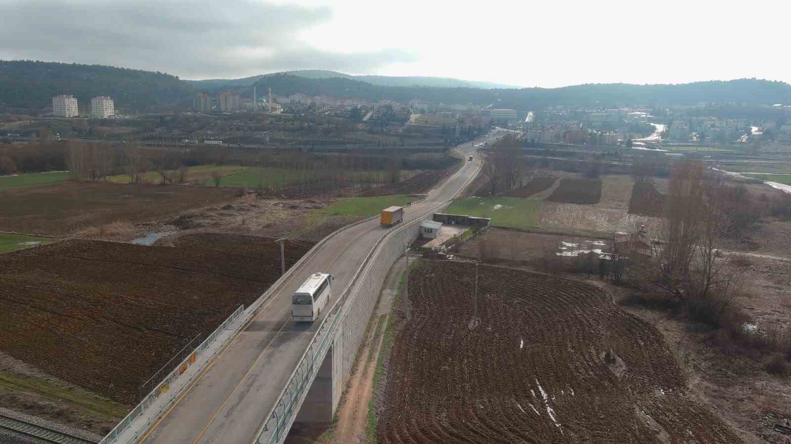 Yeşilkent’te Hemzemin Geçit Bağlantı Yolu Tamamen Trafiğe Açıldı