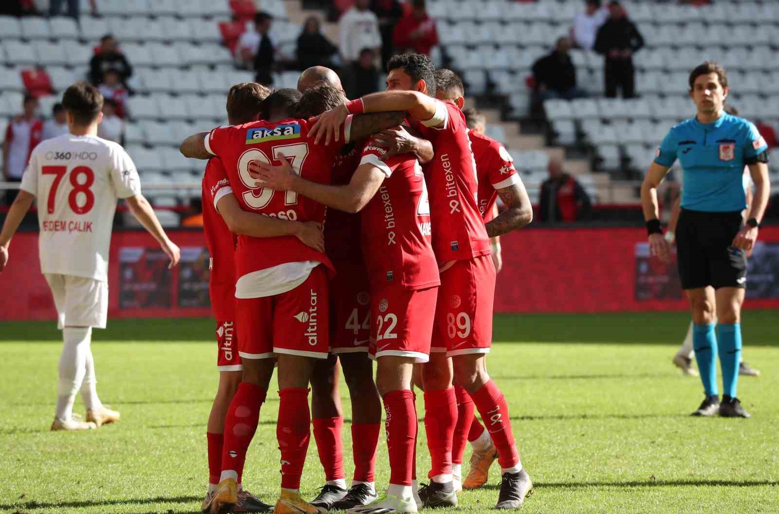 Antalyaspor, Pendikspor’u 2-1 mağlup ederek Ziraat Türkiye Kupası’nda galip geldi