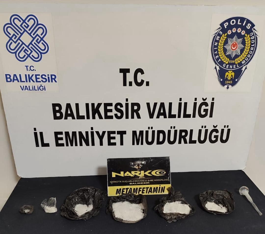 Balıkesir’de polis, bir araçta uyuşturucu madde yakaladı