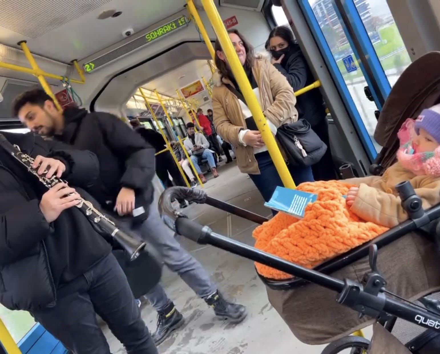 Bursa Metrosu’nda ağlayan bebeği klarnet sesiyle sakinleştirdiler