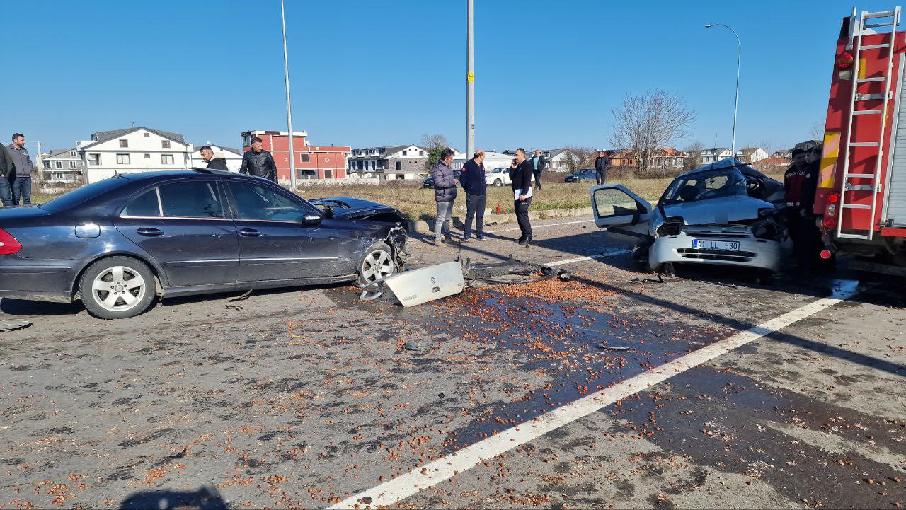 Kavşakta gerçekleşen otomobil kazasında 1 kişi hayatını kaybetti, 2 kişi ise yaralandı.