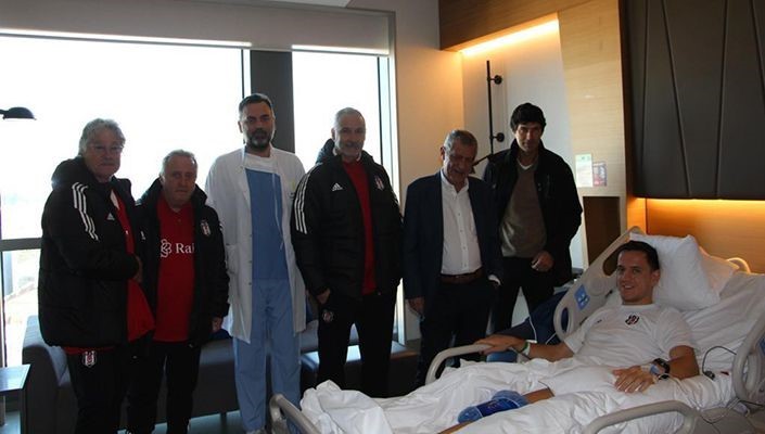 Beşiktaş Teknik Direktörü Fernando Santos’un, Amir Hadziahmetovic’e geçmiş olsun ziyareti gerçekleşti