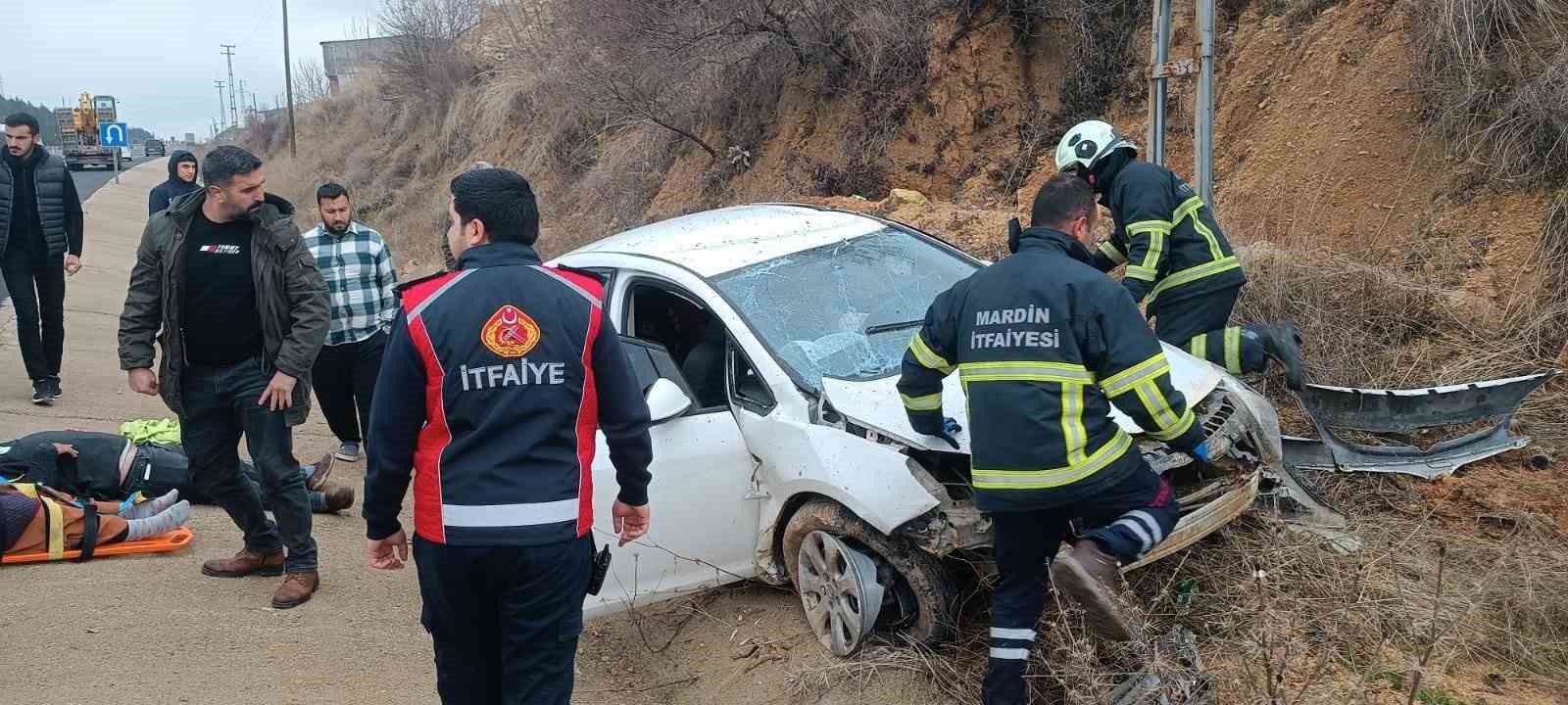 Mardin’de meydana gelen trafik kazasında otomobil şarampole yuvarlandı: Biri çocuk olmak üzere 4 kişi yaralandı