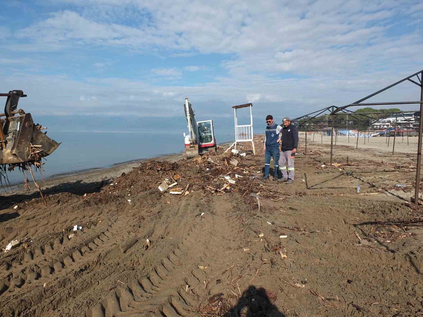 Sel felaketinin ardından Balıkesir plajları temizleniyor