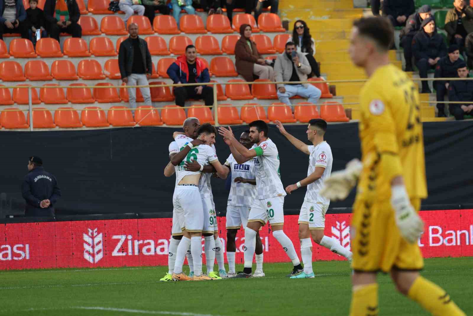 Alanyaspor, Ziraat Türkiye Kupası’nda Samsunspor’u ilk yarıda 1-0 mağlup etti
