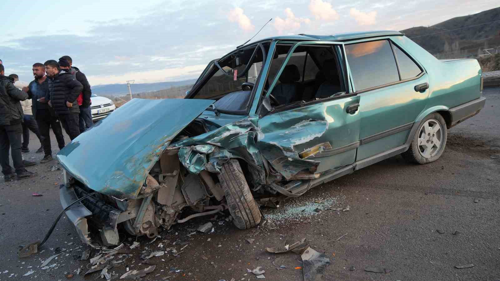 Trafik kazasında ticari taksi ile çarpışan Tofaş aracı adeta paramparça oldu: 1 kişi yaralandı