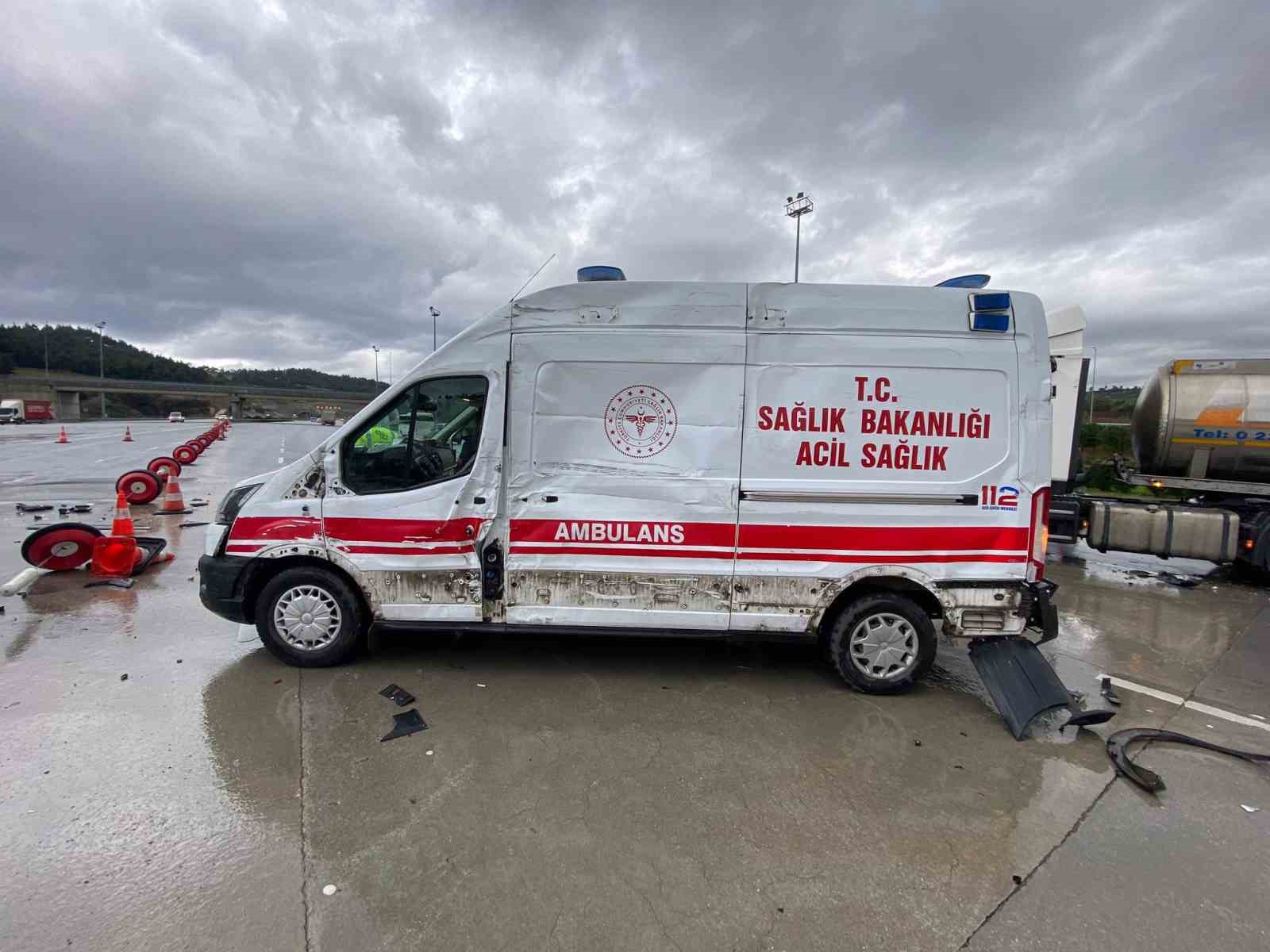 Hastaneden dönen ambulansa Bursa’da tır çarptı