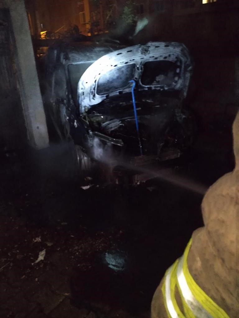 Yangın, Hatay’da araç içerisinde meydana geldi ve itfaiye ekipleri tarafından hızlıca söndürüldü.