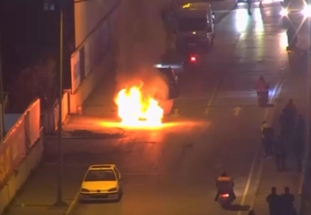Zeytinburnu’nda bir araç park halindeyken alev aldı, yangın paniğe neden oldu