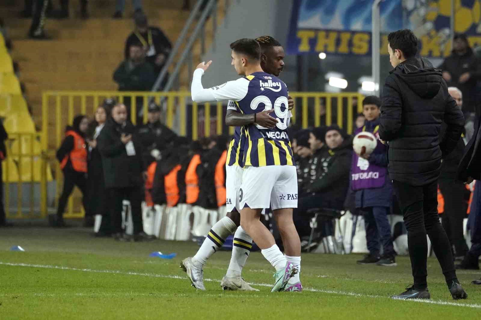 Fenerbahçe’nin genç yıldızları Efekan ve Ahmet Necat, ilk kez sahaya çıkarak göz doldurdu
