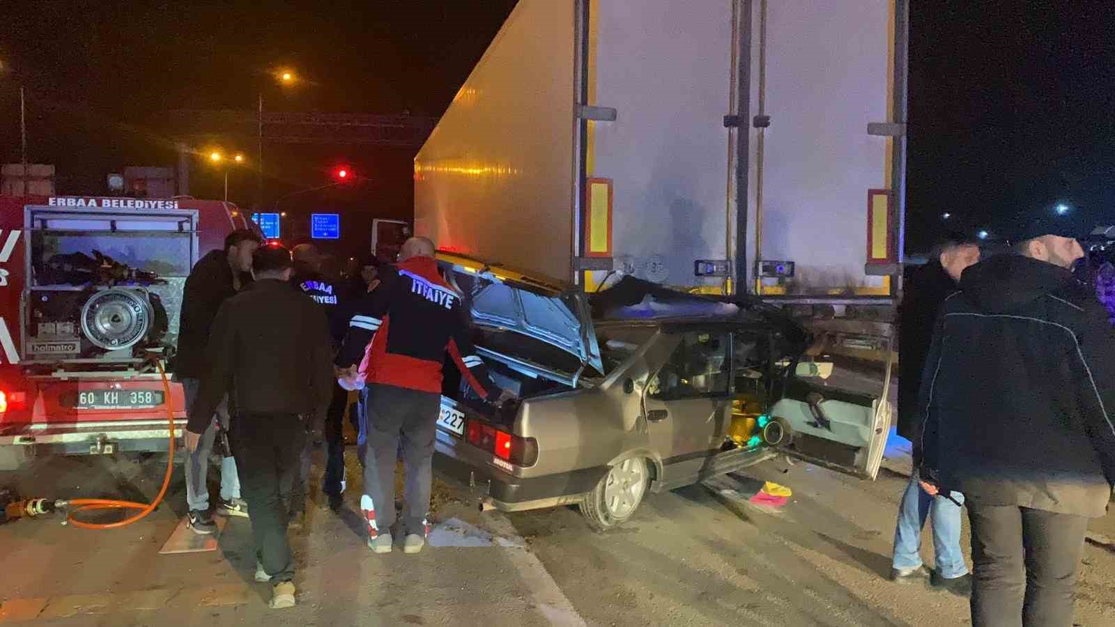Tokat’ta Tofaş otomobil, tıra saplanarak sürücüyü mahsur bıraktı: İtfaiye ekipleri kurtardı.