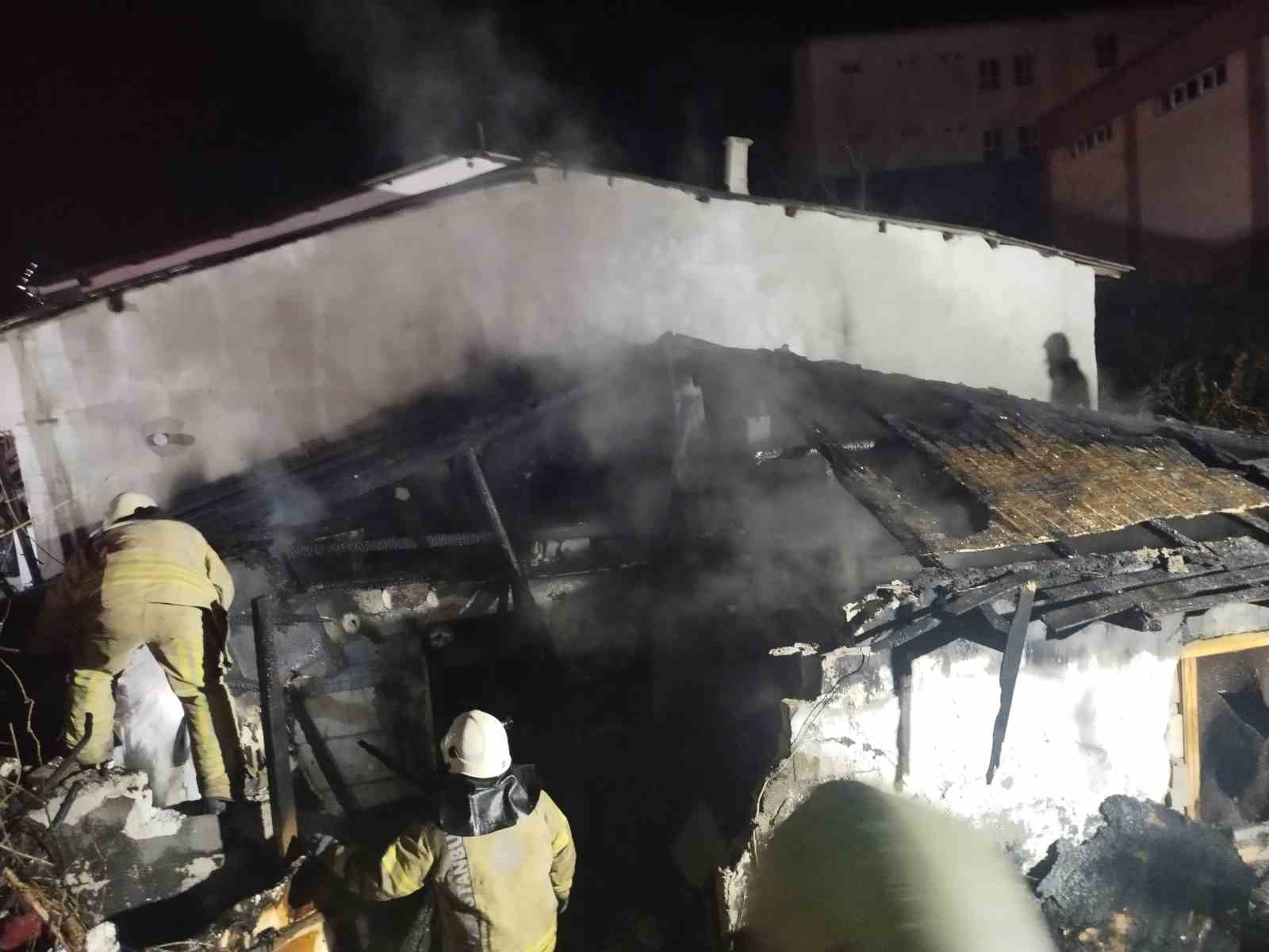 Ataşehir’deki gecekonduda şiddetli yangın çıktı, alevler kısa sürede etrafı sardı