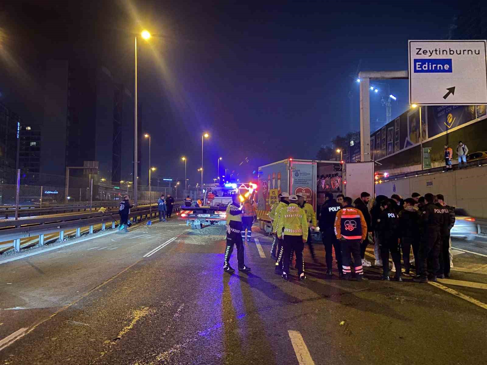 Zeytinburnu E-5 Karayolunda Yol Bakım Aracına Lüks Otomobil Çarptı: 5 Kişi Yaralandı