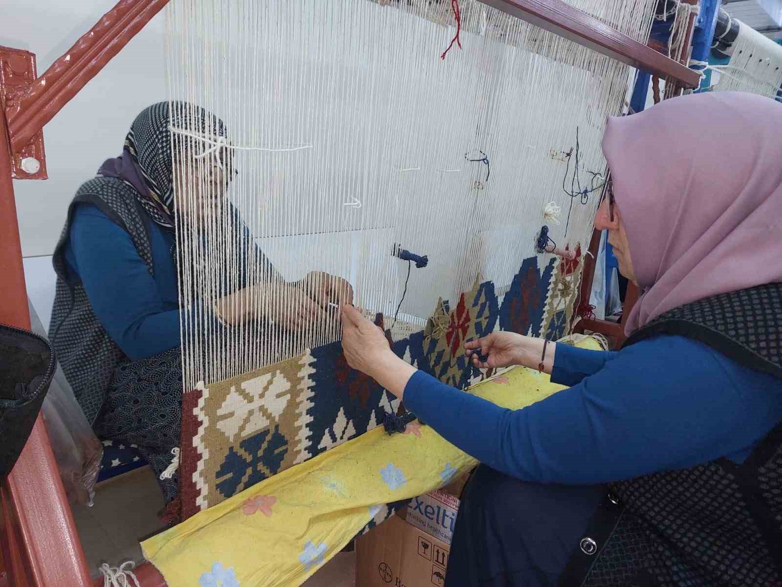 Depremzedeler kilim tezgahlarında çare arıyor: İşsizlik, deprem sonrası kadınların umudu oluyor