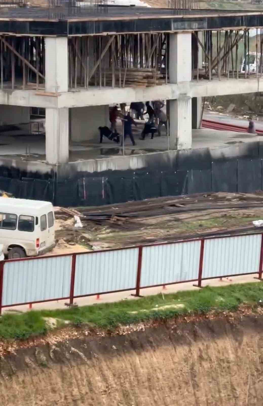 Bursa’da yaşanan inşaat işçileri arasındaki çatışma, güvenlik kamerası tarafından kaydedildi.