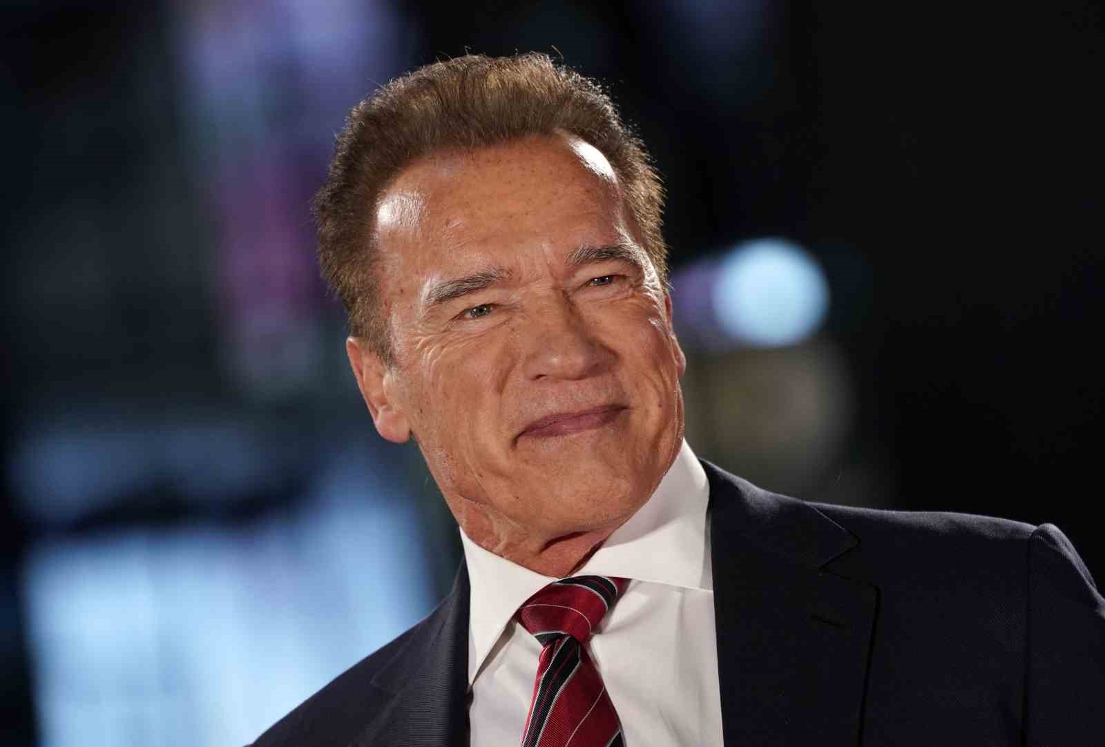 Schwarzenegger, bir havaalanı gümrüğünde tutuldu