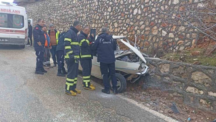 Kaza sonucu otomobil istinat duvarına çarptı: 1 kişi yaralandı