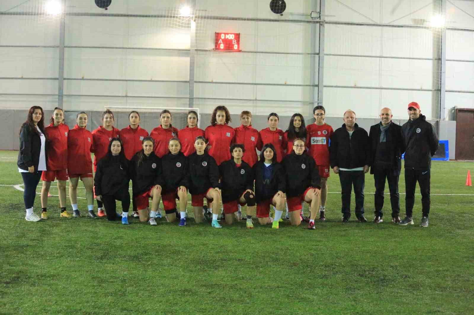 Yalovaspor Kadın Futbol Takımı İlk Mücadelesine Hazırlanıyor