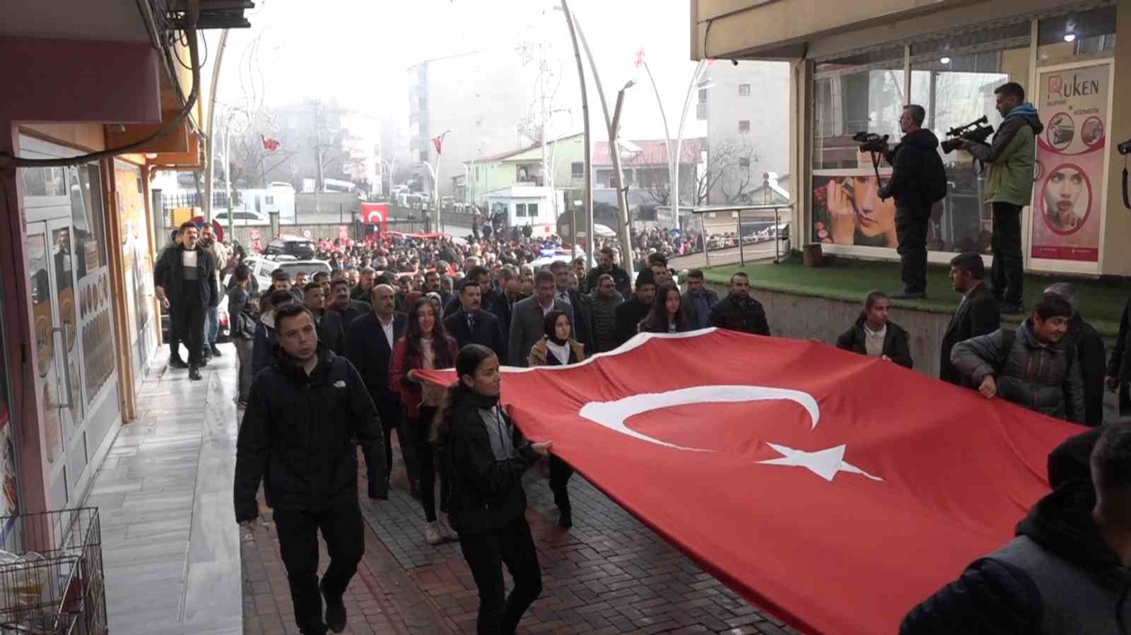 Diyarbakır’da Şehitlere Saygı Yürüyüşü: PKK’ya Karşı Çıkanlar Sloganlarla Bir Araya Geldi