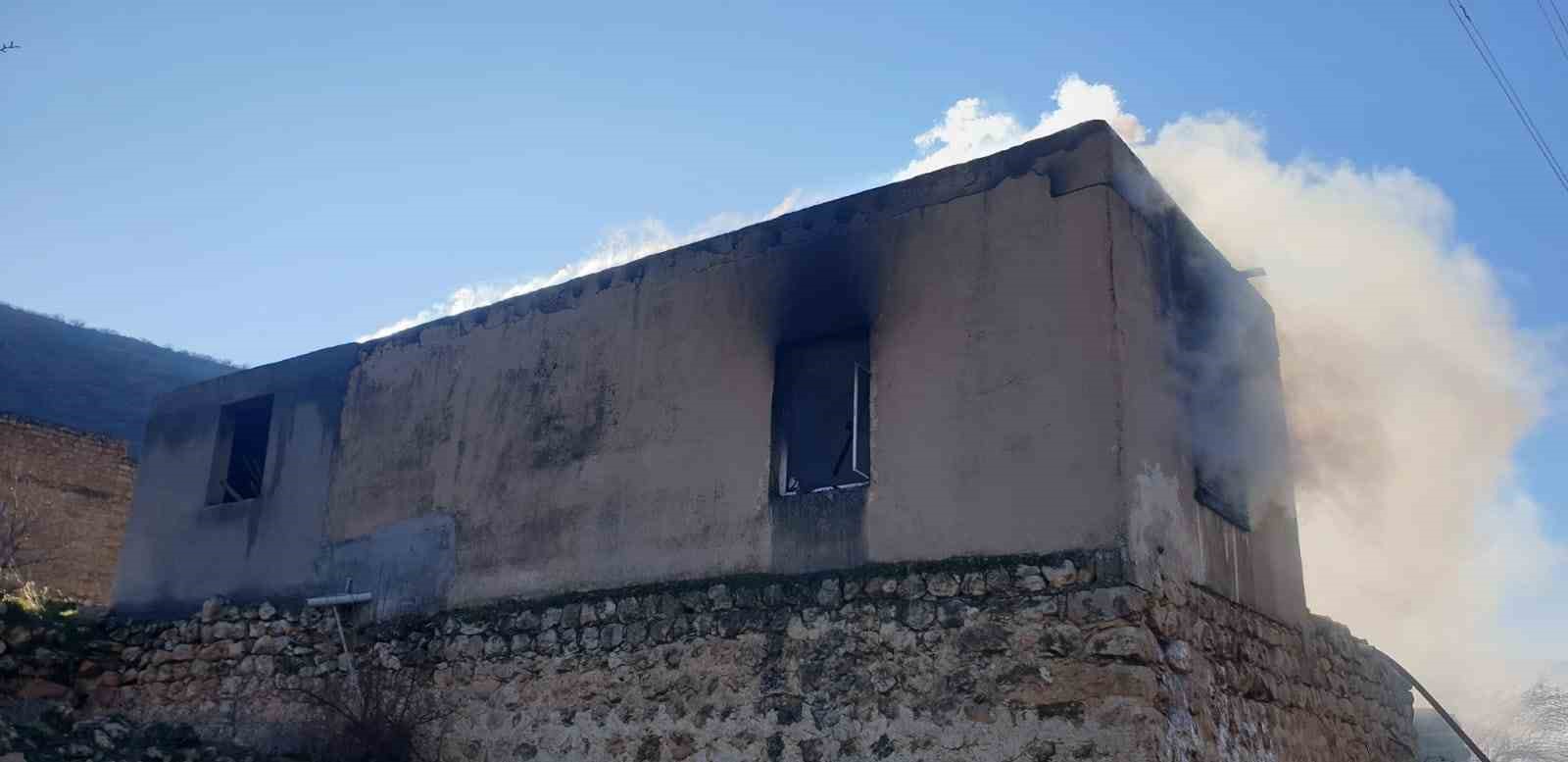 Mardin’de bir ev, yangın sonucu kullanılamaz hale geldi