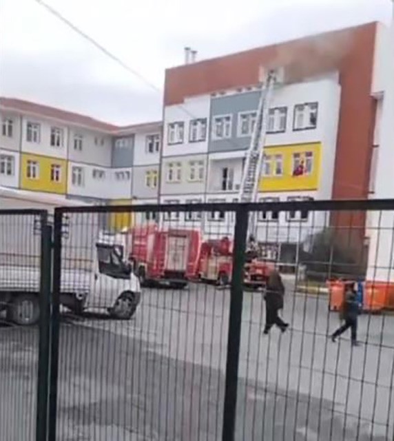 “Sultangazi’de bir okulda yangın çıktı: Öğrenciler güvenli şekilde tahliye edildi