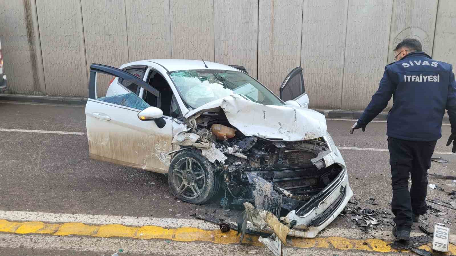 Sivas’ta kafa kafaya çarpışan otomobillerde 3 kişi yaralandı, 1’inin durumu ağır